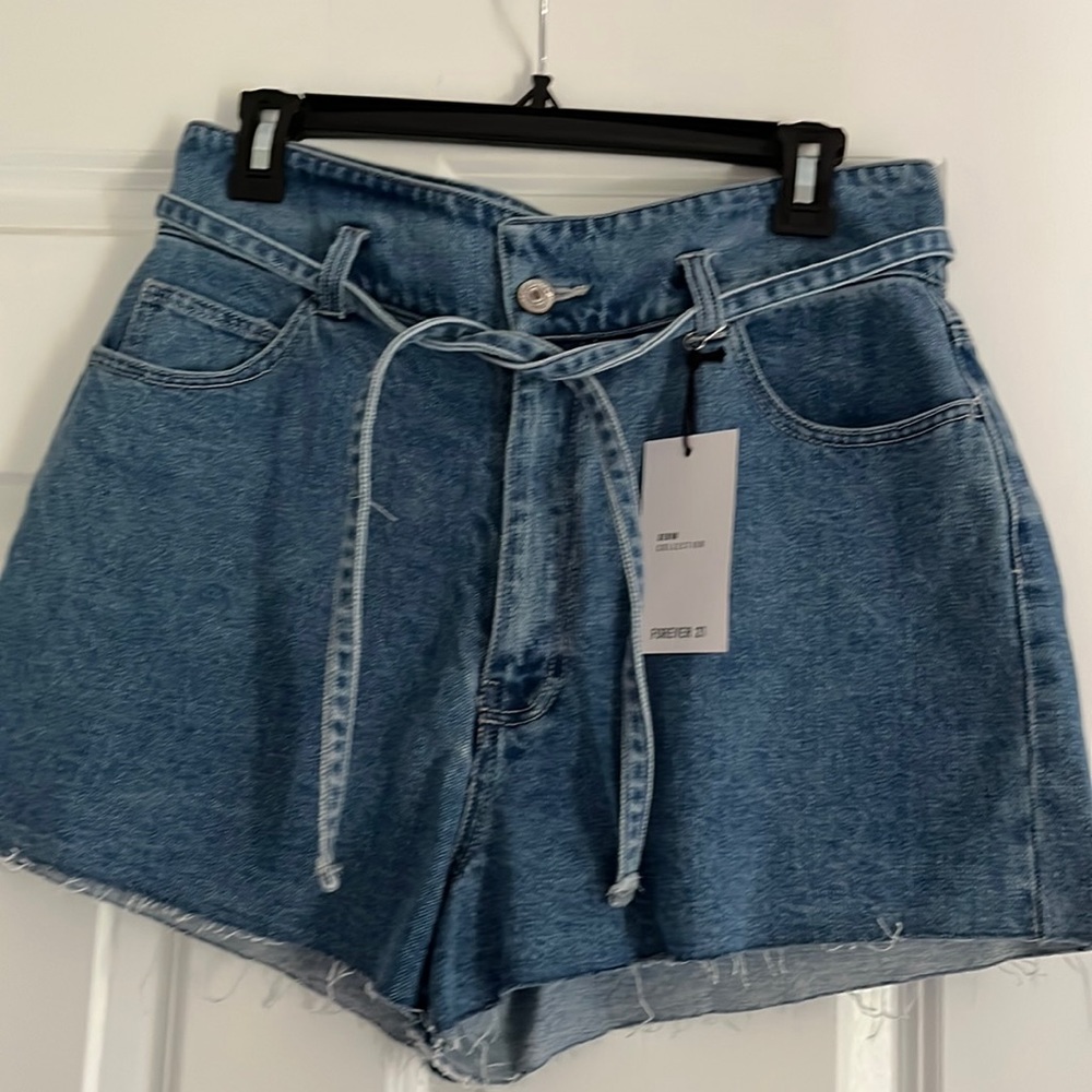 Forever 21 denim shorts with a belt NWT